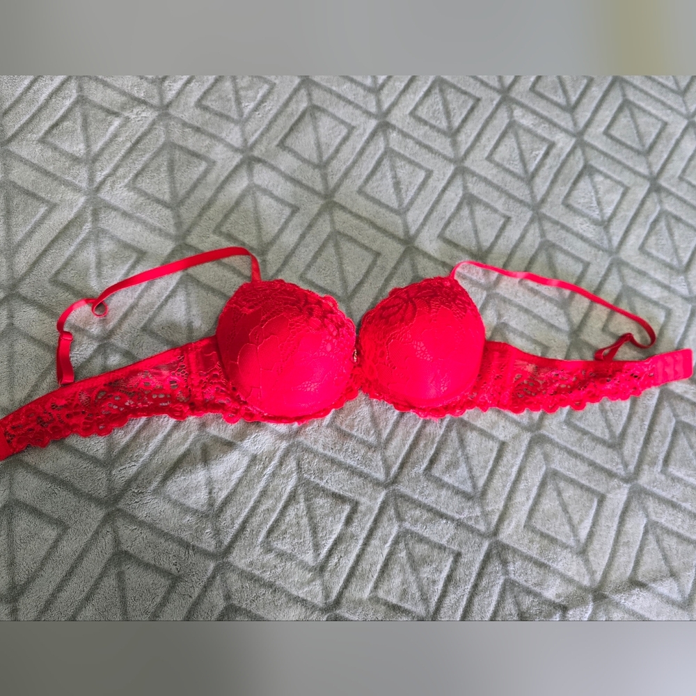 Lace Push-Up Bra in Vibrant Red
